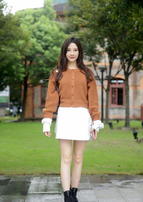 針織連衣裙搭配銀色高跟鞋,清新典雅,穿出專(zhuān)屬女神范兒