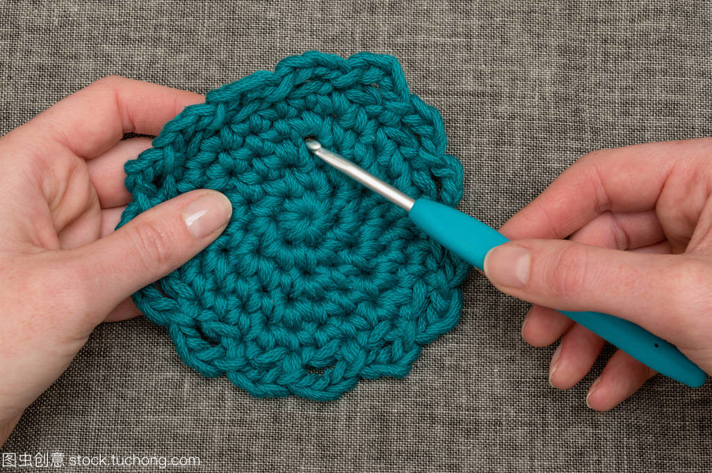 針織鉤穿孔圓藍(lán)綠色鉤的杯墊